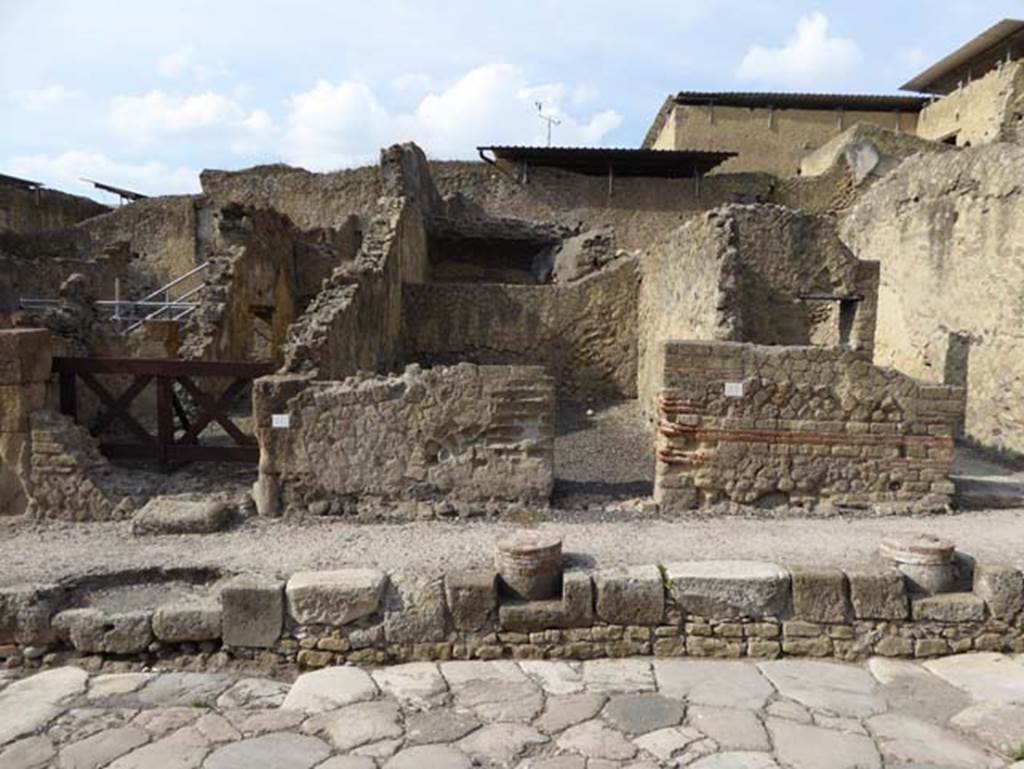 V.26, on left, V.25, in centre, and V.24, on right. October 2014. Looking west to entrance doorways on Cardo V. Superiore. Photo courtesy of Michael Binns.